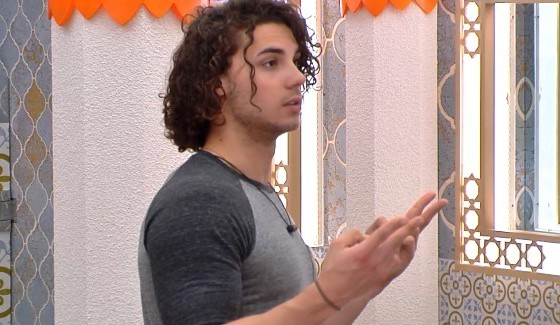 Jared shows HGs he's "this many!"